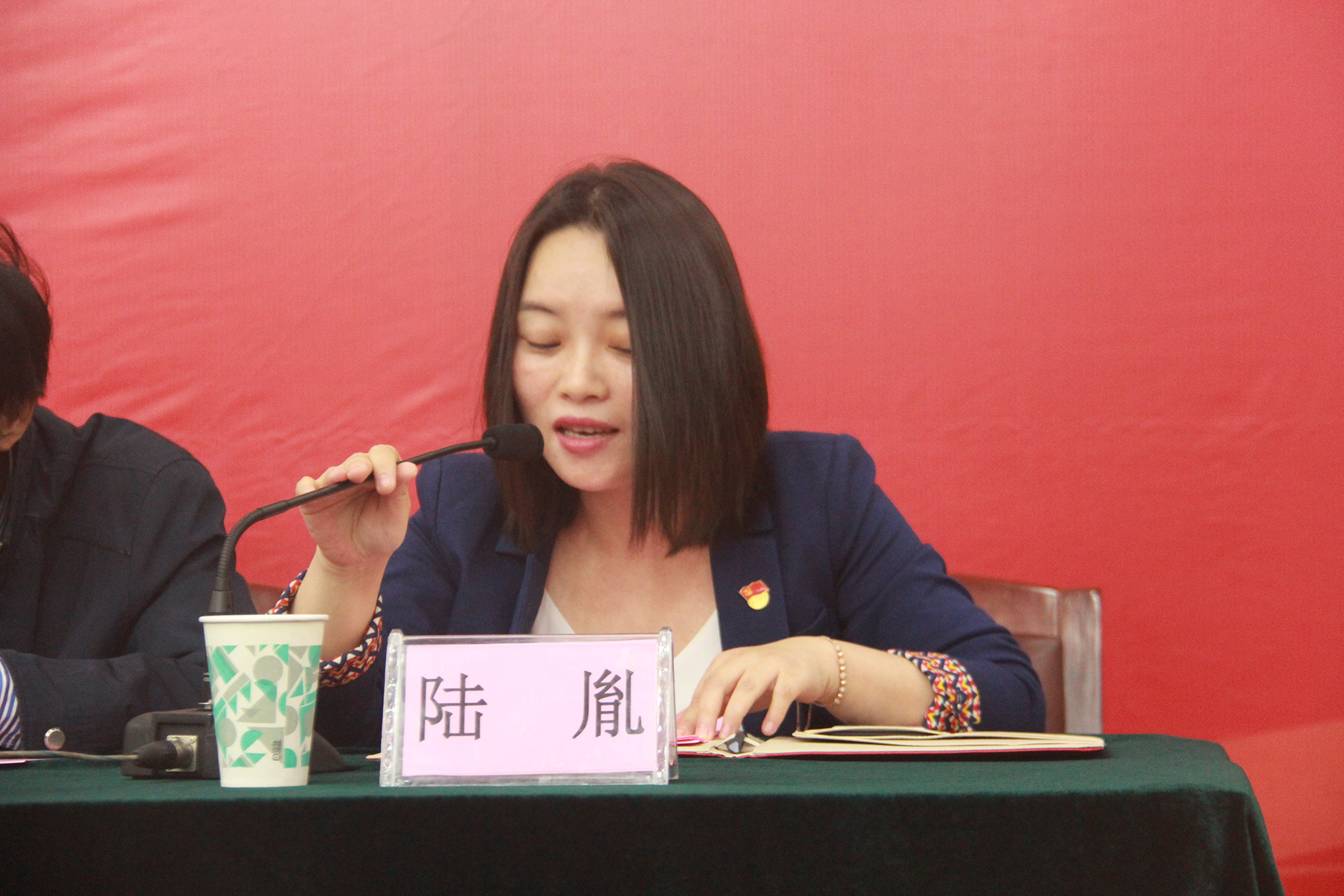 最后,朱显跃总经理与陆胤院长代表双方签订了"杭州诚洁环保奖助学金